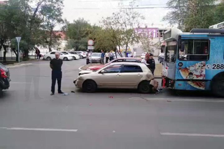 Троллейбус в столице Хакасии столкнулся с двумя иномарками